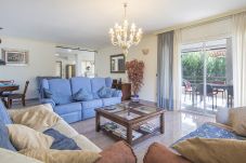 Villa in Salou - TH103- Villa Espaciosa con Piscina Privada y Jardí